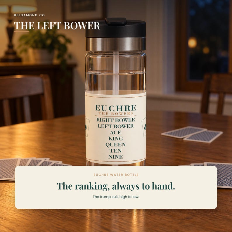 Pu&ograve; includere: Una borraccia trasparente con tappo nero e un'etichetta bianca con il testo EUCHRE THE BOWERS, RIGHT BOWER, LEFT BOWER, ACE, KING, QUEEN, TEN, NINE. La bottiglia include una cannuccia e icone di trifoglio verde sui lati dell'etichetta.