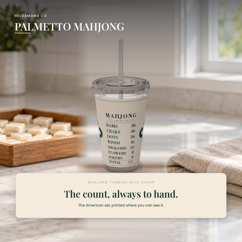 Puede incluir: Un vaso de pl&aacute;stico transparente con tapa y pajita, que presenta una banda de color crema impresa con los conteos de fichas del set americano de Mahjong: Bams 36, Craks 36, Dots 36, Winds 16, Dragons 12, Flowers 8, Jokers 8, total 152.