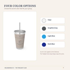 Peut inclure: Un gobelet en plastique transparent avec une paille et une bande beige portant le texte THE TWILIGHT CLUB. Le graphique pr&eacute;sente quatre options de couleur pour le couvercle et la paille : transparent, gris graphite, bleu clair et bleu fonc&eacute;.