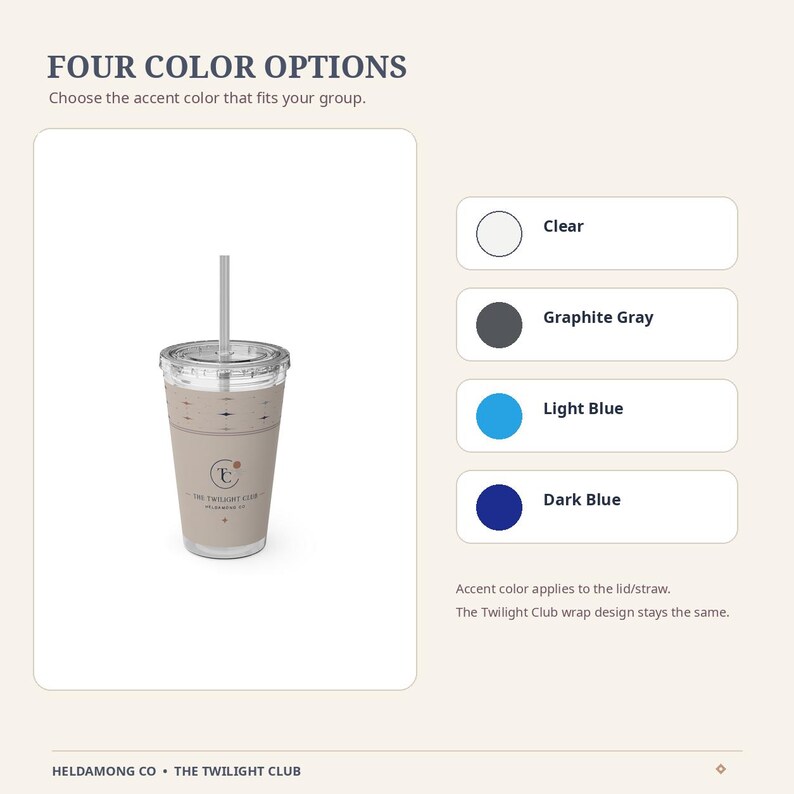 Peut inclure: Un gobelet en plastique transparent avec une paille et une bande beige portant le texte THE TWILIGHT CLUB. Le graphique pr&eacute;sente quatre options de couleur pour le couvercle et la paille : transparent, gris graphite, bleu clair et bleu fonc&eacute;.