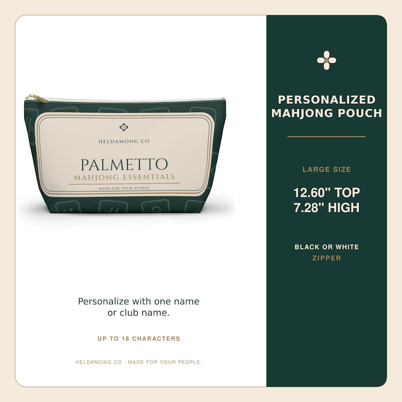 以下が含まれることがあります： HELDAMONG CO, PALMETTO, MAHJONG ESSENTIALS, MADE FOR YOUR PEOPLEという文字が書かれたクリーム色の長方形ラベルが付いたダークグリーンのジッパー付きポーチ。ポーチのサイズは上部が32cm、高さが18.5cmです。