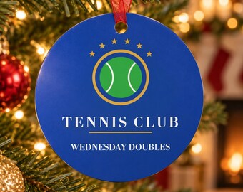 Gepersonaliseerd kerstornament voor tennisliefhebbers, met aangepaste clubnaam, cadeau voor tennisteams, dubbelzijdig metalen ornament, cadeau voor tennissers