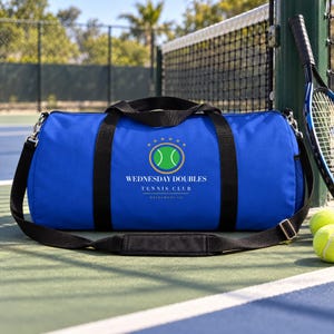 Personlig tennisväska, gymväska med klubbnamn, present till tennislaget, stor 23 tums weekendväska, present till spelare bild 4