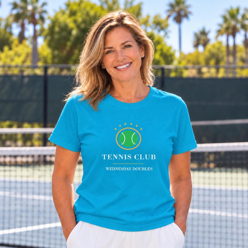 Gepersonaliseerd tennisclubshirt, T-shirt met teamnaam op maat, tenniscadeau (Comfort Colors) afbeelding 4