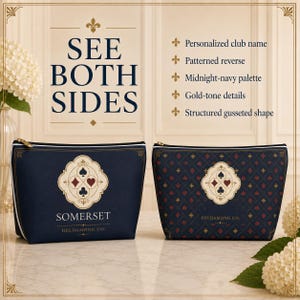 Peut inclure: Deux pochettes structur&eacute;es &agrave; soufflets dans une palette bleu marine minuit avec des d&eacute;tails dor&eacute;s. La pochette de gauche porte le texte SOMERSET et HELDAMONG CO. avec un embl&egrave;me de cartes. La droite affiche un motif de cartes et HELDAMONG CO.