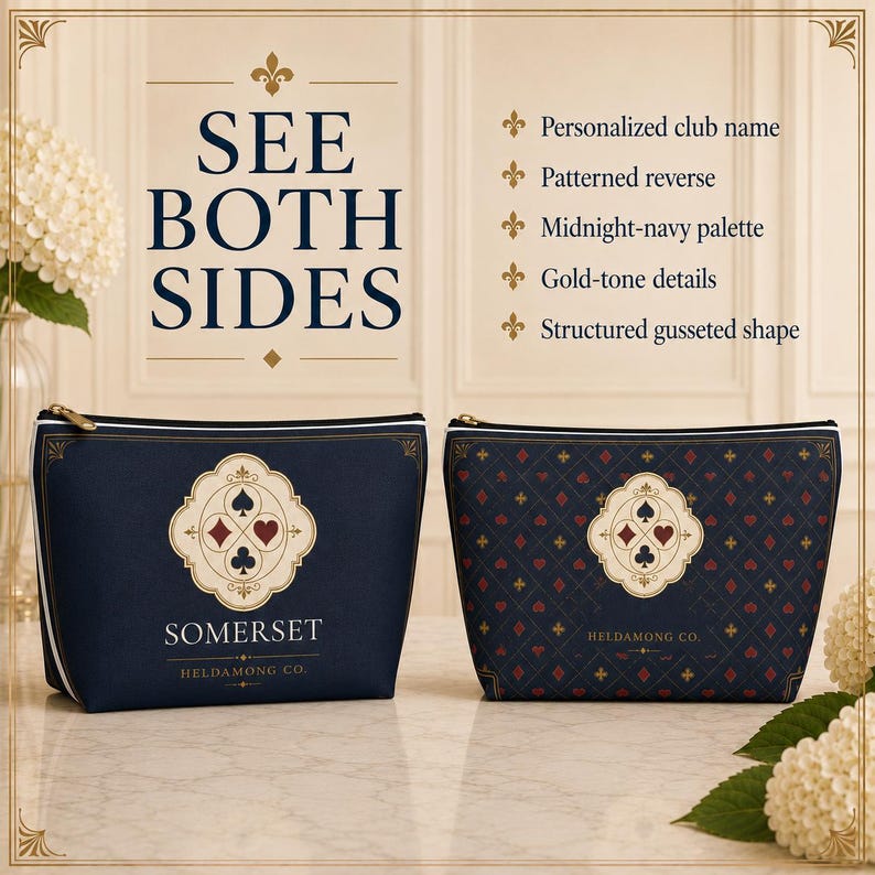 Peut inclure: Deux pochettes structur&eacute;es &agrave; soufflets dans une palette bleu marine minuit avec des d&eacute;tails dor&eacute;s. La pochette de gauche porte le texte SOMERSET et HELDAMONG CO. avec un embl&egrave;me de cartes. La droite affiche un motif de cartes et HELDAMONG CO.