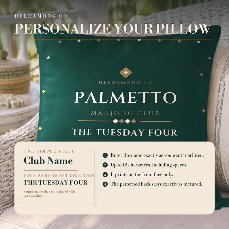 以下が含まれることがあります： 白と金の文字で「HELDAMONG CO PERSONALIZE YOUR PILLOW」「PALMETTO MAHJONG CLUB」「THE TUESDAY FOUR」と書かれたダークグリーンの長方形のクッション。下部にあるベージュの指示ボックスには、クラブ名のカスタマイズ手順が記載されています。