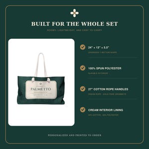 Pode incluir: Uma bolsa tote verde-escura com uma etiqueta retangular branca com o texto Palmetto Mahjong Club. Possui al&ccedil;as de corda de algod&atilde;o creme de 68,58 cm com ilh&oacute;s dourados, base em T de 60,96 x 33,02 x 13,97 cm e forro interno na cor creme.