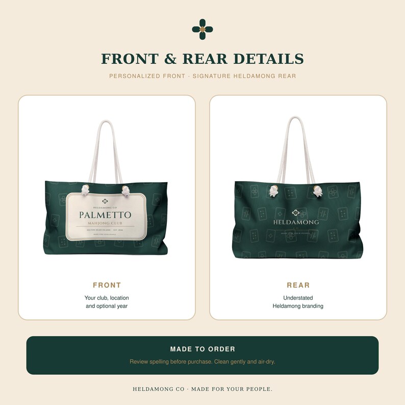Pode incluir: Uma bolsa tote verde-escura com al&ccedil;as de corda branca. A frente apresenta uma etiqueta retangular creme com o texto PALMETTO MAHJONG CLUB. A parte traseira exibe um padr&atilde;o repetido de pe&ccedil;as de mahjong e o texto HELDAMONG em letras brancas.