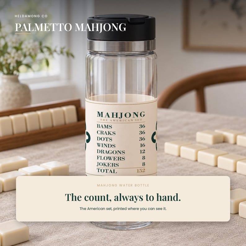 Puede incluir: Una botella de agua de pl&aacute;stico transparente con tapa negra y pajita, que presenta una etiqueta de color crema impresa con las reglas de puntuaci&oacute;n del Mahjong American Set, incluyendo Bams, Craks, Dots, Winds, Dragons, Flowers, Jokers y 152 puntos.