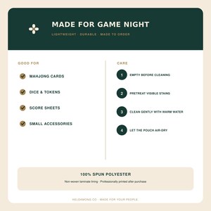 以下が含まれることがあります： MADE FOR GAME NIGHTと題されたダークグリーンとクリーム色の情報グラフィック。麻雀カード、サイコロ、トークン、スコアシート、アクセサリーの用途が記載されています。4つのケア手順と100%スパンポリエステル素材であることが明記されています。