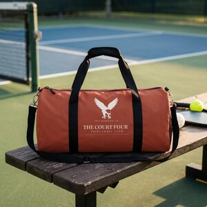 Personalisierte Pickleball-Sporttasche, Sporttasche mit individuellem Vereinsnamen, Erne Club-Wappen, große 23-Zoll-Wochenend-Reisetasche, Geschenk für Spieler Bild 1