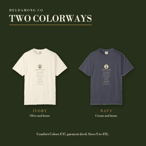Puede incluir: Dos camisetas de manga corta, una de color marfil y otra azul marino, cada una con un gr&aacute;fico central con un icono de planta y el texto SOWING CHART. La camiseta marfil tiene texto en oliva y lat&oacute;n, la azul marino en crema y lat&oacute;n. Incluye el texto HELDAMONG CO.