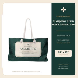 Pode incluir: Uma bolsa de fim de semana verde-escura com al&ccedil;as de corda branca e um padr&atilde;o repetitivo de pe&ccedil;as de mahjong. Uma etiqueta retangular central na cor creme apresenta o texto Palmetto Mahjong Club, Hilton Head Island, Est. 2024, medindo 61 cm por 33 cm.