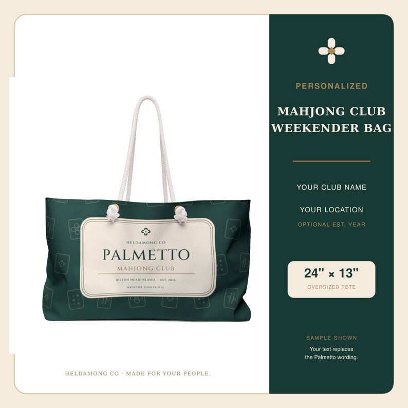 Pode incluir: Uma bolsa de fim de semana verde-escura com al&ccedil;as de corda branca e um padr&atilde;o repetitivo de pe&ccedil;as de mahjong. Uma etiqueta retangular central na cor creme apresenta o texto Palmetto Mahjong Club, Hilton Head Island, Est. 2024, medindo 61 cm por 33 cm.