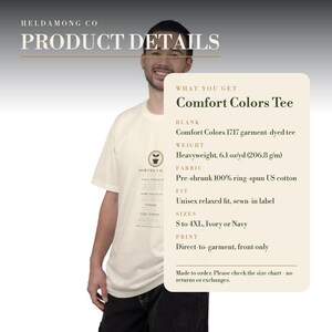 Puede incluir: Una camiseta de manga corta color marfil con un peque&ntilde;o gr&aacute;fico circular que muestra un icono de planta y texto. Un cuadro superpuesto enumera los detalles del producto: camiseta te&ntilde;ida Comfort Colors 1717, 206,8 g/m, 100% algod&oacute;n hilado en anillo.