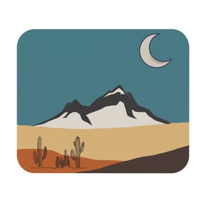 Puede incluir: Una ilustración digital de un paisaje desértico con una cordillera, una luna creciente y cactus en primer plano. El cielo es azul turquesa, la montaña es blanca y gris, y la arena es marrón claro.