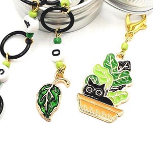 Black Cat and Green Plant Knitting Row Counter, Snag-Free Chain Row Counter Gift for Knitter, Cat Knitting Gift, Cat Knitting Accessory