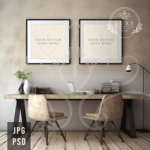 以下が含まれることがあります： ベージュの壁に、「Your design goes here」というテキストが書かれた黒い額縁の正方形のポスターが2つ、木製の机の上の2つの椅子の上に飾られています。机には、ラップトップ、緑色の花瓶、本が置かれています。壁には、「LUXE MOCKUP STORE EST. 2023」というテキストが書かれた白いロゴがあります。