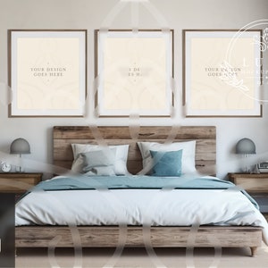 Puede incluir: Un interior de dormitorio con una estructura de cama de madera y ropa de cama blanca. Tres impresiones enmarcadas cuelgan de la pared sobre la cama. Las impresiones son todas blancas con texto en ellas. El texto en la impresión de la izquierda dice "Your design goes here". El texto en la impresión del medio dice "I de es H". El texto en la impresión de la derecha dice "Your design goes here".