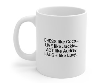 Può includere: Tazza da caffè in ceramica bianca con testo nero che recita "DRESS like Coco... LIVE like Jackie... ACT like Audrey LAUGH like Lucy..."