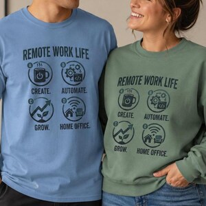 Könnte beinhalten: Ein hellblaues T-Shirt und ein salbeigrünes Sweatshirt, beide mit dem Text "REMOTE WORK LIFE" über vier kreisförmigen Symbolen, die mit A, B, C und D sowie den Begriffen "CREATE," "AUTOMATE," "GROW," und "HOME OFFICE" in dunkler Tinte beschriftet sind.