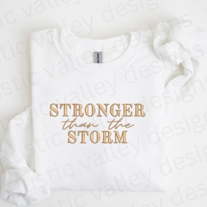 Gesticktes Stärker als das Sturm-Sweatshirt, Inspirierende Zitate, Christlicher, ästhetischer Christ, christliche Kleidung, religiöse Geschenke