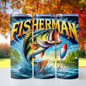 Può includere: Un bicchiere in acciaio inossidabile con una grafica colorata di un persico trota che salta fuori dall'acqua con un'esca da pesca. Il testo "FISHERMAN" è in lettere gialle con contorni arancioni.