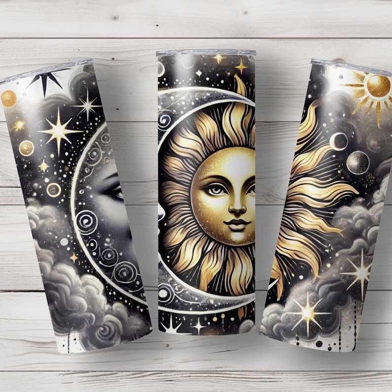 Puede incluir: Un vaso de acero inoxidable con un dise&ntilde;o negro y dorado que presenta un sol y una luna con estrellas y nubes.
