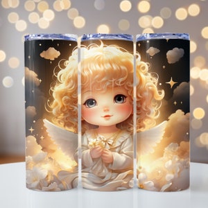 Può includere: Un bicchiere in acciaio inossidabile con un'illustrazione stravagante di un angelo cherubino con capelli biondi ricci, grandi occhi e ali bianche. Il design include nuvole, stelle e un morbido bagliore dorato, creando un'estetica celeste.