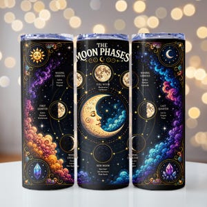 Może przedstawiać: Czarny kubek z niebiańskim wzorem przedstawiającym fazy księżyca. Kubek zawiera tekst, taki jak "The Moon Phases", "First Quarter", "Full Moon" i "Last Quarter". Projekt zawiera gwiazdy, kryształy i kolorowe mgławice.