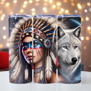 Könnte beinhalten: Drei Edelstahlbecher mit unterschiedlichen Designs. Der erste Becher zeigt eine indianische Frau mit Kopfbedeckung und Gesichtsbemalung. Der zweite Becher zeigt eine indianische Frau mit Kopfbedeckung und Gesichtsbemalung. Der dritte Becher zeigt einen weißen Wolf mit blauen Augen.