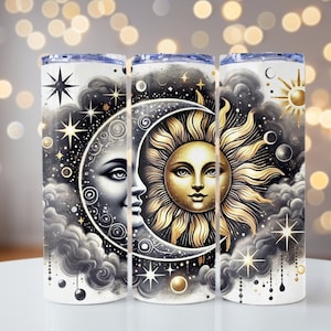 Puede incluir: Tres vasos de acero inoxidable con un dise&ntilde;o negro y dorado que presenta una luna creciente y un sol con cara. El fondo es azul oscuro con estrellas blancas y nubes.