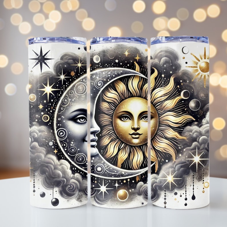 Puede incluir: Tres vasos de acero inoxidable con un dise&ntilde;o negro y dorado que presenta una luna creciente y un sol con cara. El fondo es azul oscuro con estrellas blancas y nubes.