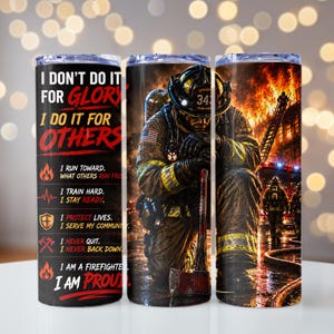 Può includere: Un set di tre bicchieri in acciaio inossidabile a tema pompiere. Un bicchiere presenta il testo: "I DON'T DO IT FOR GLORY, I DO IT FOR OTHERS". Gli altri due bicchieri raffigurano un pompiere in ginocchio di fronte a un edificio in fiamme.