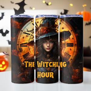 Op de afbeelding: Drie roestvrijstalen bekers met een zwarte achtergrond en een heks met een klok. De heks draagt een blauwe hoed en een zwarte jurk. De klok heeft Romeinse cijfers en de tekst "The Witching Hour".