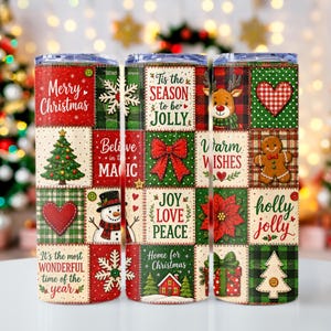 Puede incluir: Tres vasos cilíndricos con un diseño de patchwork de cuadrados con temática navideña. Los patrones incluyen un muñeco de nieve, un hombre de jengibre, un reno, un árbol de Navidad, una flor de pascua, lazos rojos, corazones y varios textos.