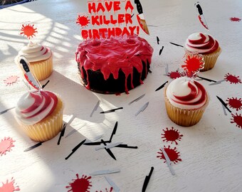 Può includere: Una torta al cioccolato con glassa rossa e la scritta "Have a Killer Birthday!". Cupcake con glassa bianca e rossa sono decorati con topper a forma di coltello e schizzi di sangue. Coriandoli a forma di coltello e schizzi di sangue sparsi.