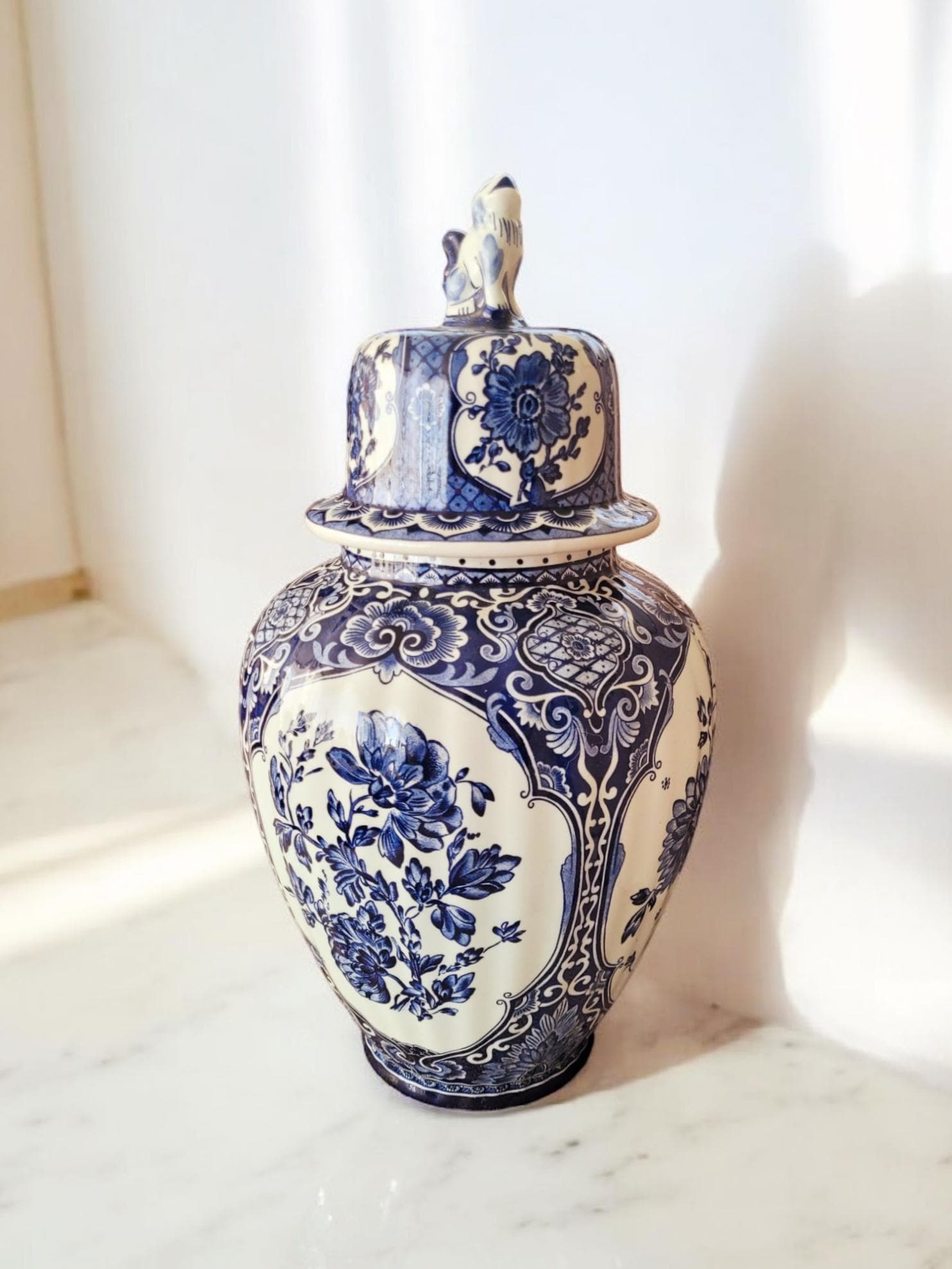 デルフトブルー ジンジャー；ロイヤルスフィンクスのフ−ドック壷、花