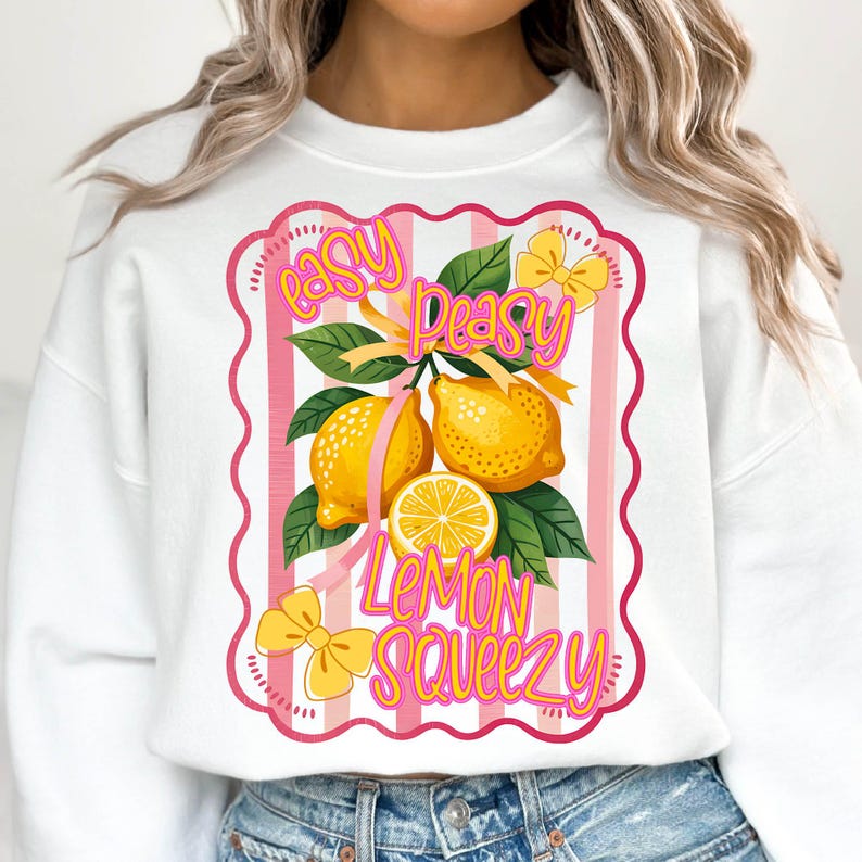 Peut inclure: Sweat-shirt blanc avec un motif ray&eacute; rose et blanc repr&eacute;sentant des citrons et le texte "easy peasy lemon squeezy".