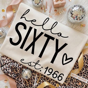 Hej sextio Svg, 60-årsdag Svg, Hej 60 Svg, Hej sextio est. 1966 Svg, 60 Svg, 60-årsdag Png, 60 T-shirt Design 1966 PNG