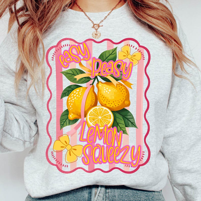 Peut inclure: Un sweat-shirt gris avec un motif ray&eacute; rose et blanc repr&eacute;sentant des citrons et le texte "easy peasy lemon squeezy".