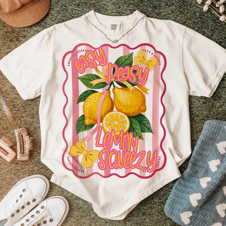 Peut inclure: T-shirt blanc avec un motif ray&eacute; rose et blanc repr&eacute;sentant des citrons et le texte "easy peasy lemon squeezy".