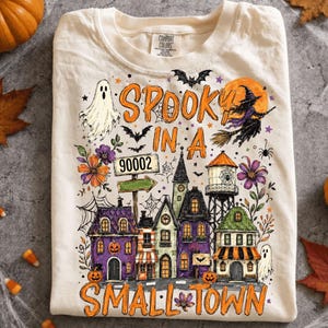カスタム「小さな町の不気味なPNG」、カスタム郵便番号ハロウィン昇華プリント、お化け屋敷の幽霊シャツ、不気味な季節のPNG、デジタルダウンロード