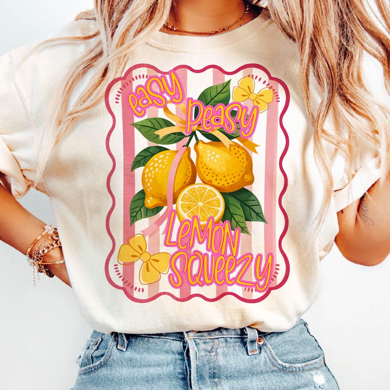 Peut inclure: Un t-shirt blanc avec un motif ray&eacute; rose et blanc repr&eacute;sentant des citrons et le texte "easy peasy lemon squeezy".