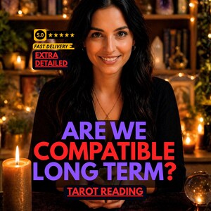 Può includere: Un servizio di lettura dei tarocchi con una persona dai capelli scuri che indossa un top nero. Le scritte includono 5.0 stelle, FAST DELIVERY, EXTRA DETAILED e la domanda ARE WE COMPATIBLE LONG TERM? TAROT READING in caratteri viola e rossi.