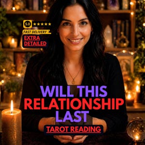 Könnte beinhalten: Eine Person mit dunklem Haar in einem schwarzen Oberteil, platziert hinter einem Tisch mit einer brennenden Kerze und einer Kristallkugel. Textüberlagerungen zeigen 5.0, FAST DELIVERY, EXTRA DETAILED, WILL THIS RELATIONSHIP LAST und TAROT READING.