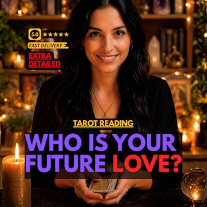 Può includere: Una donna sorridente tiene in mano carte dei tarocchi, con il testo "WHO IS YOUR FUTURE LOVE?" e "TAROT READING." L'immagine include una candela accesa, una sfera di cristallo e testo che indica consegna veloce e letture extra dettagliate.