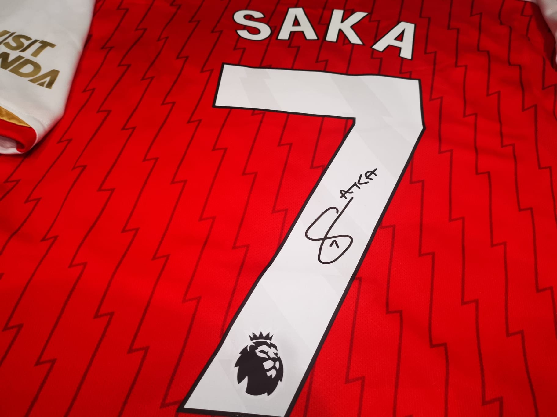 saka signed arsenal shirt