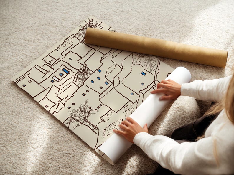 Pu&ograve; includere: Una stampa architettonica arrotolata con un design in bianco e nero con edifici e alberi, con accenti blu. Un secondo rotolo della stampa viene srotolato da una persona.